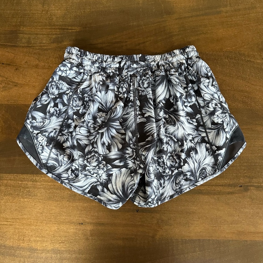 Lululemon Hotty Hot Short II Long 4" Night Garden Ice Grey Black Women's Size 6 - Picture 9 of 9